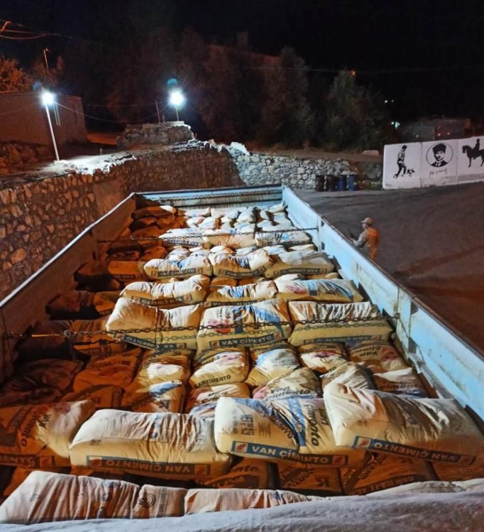 Vanda çimento torbalarının altından 78 Afgan göçmen çıktı