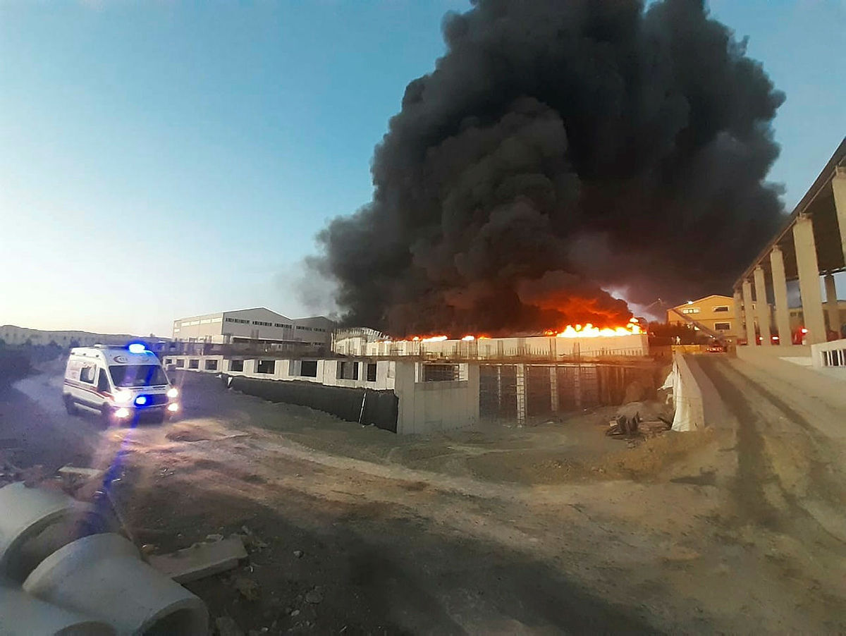 Silivride fabrika yangını: Dumanlar kilometrelerce uzaklıktan görülüyor