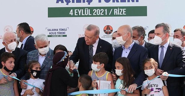 11 yaşındaki Fatma Zehra Günaydın Erdoğanın yanına gidebilmek için gözyaşlarını tutamadı: Çok duygulandım