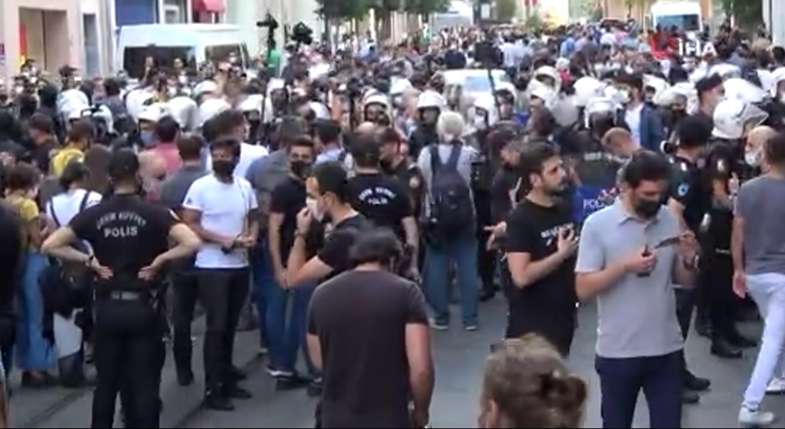 İstiklal Caddesinde eylemcilere polis müdahale etti! 20 kişi gözaltına alındı