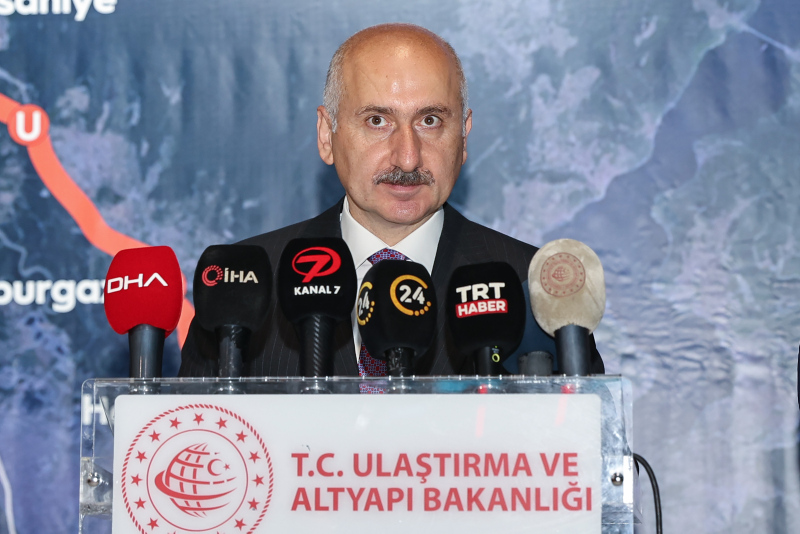 Bakanı Karaismailoğlu Kağıthane metro istasyonundaki çalışmaları inceledi: Kasım ayında test sürüşlerini başlatacağız