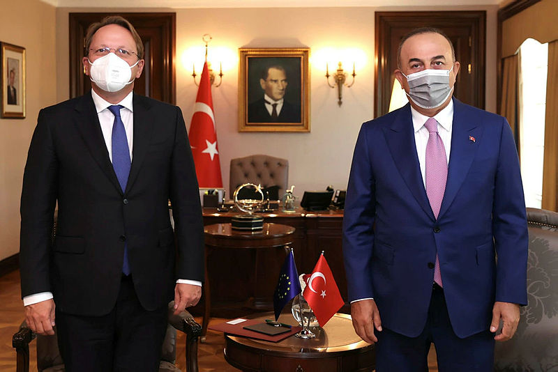 Dışişleri Bakanı Mevlüt Çavuşoğlundan kritik temas! AB Komşuluk ve Genişleme Komiseri ile görüştü