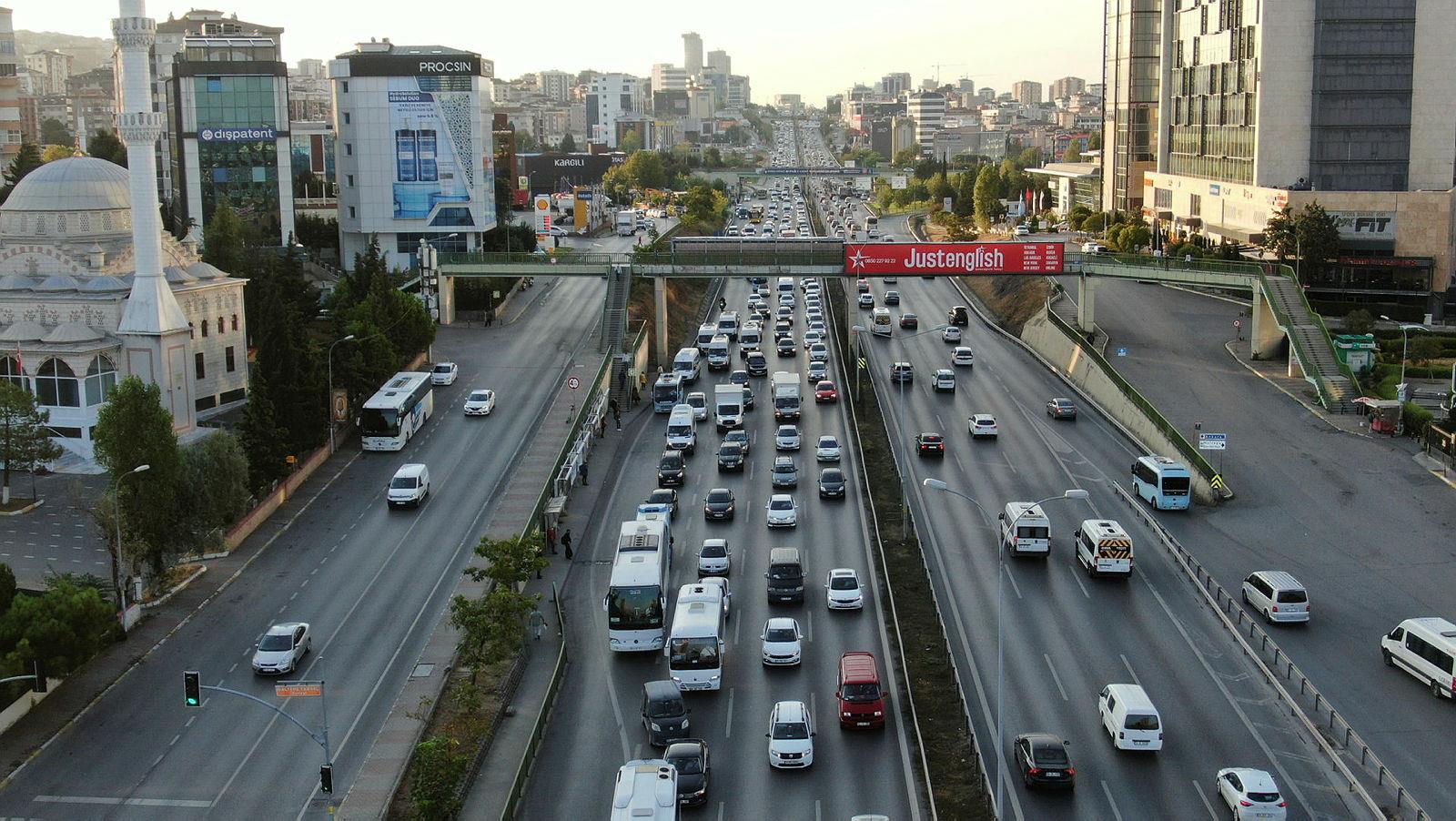 İstanbulda trafik yoğunluğu! Yola çıkacaklar dikkat