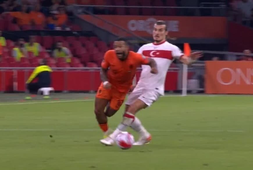 Son dakika: Hollanda - Türkiye maçında Çağlar Söyüncü kırmızı kart gördü