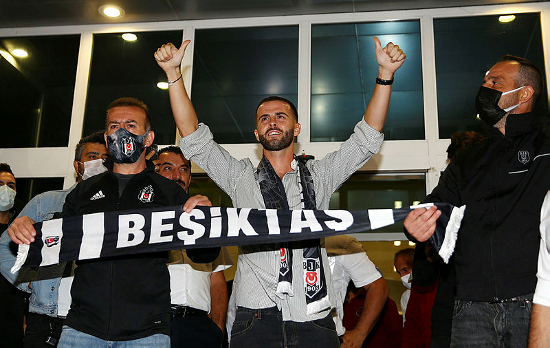 Beşiktaşın yeni süper yıldızı Pjanic İstanbulda! Ayağının tozuyla hareketini yaptı