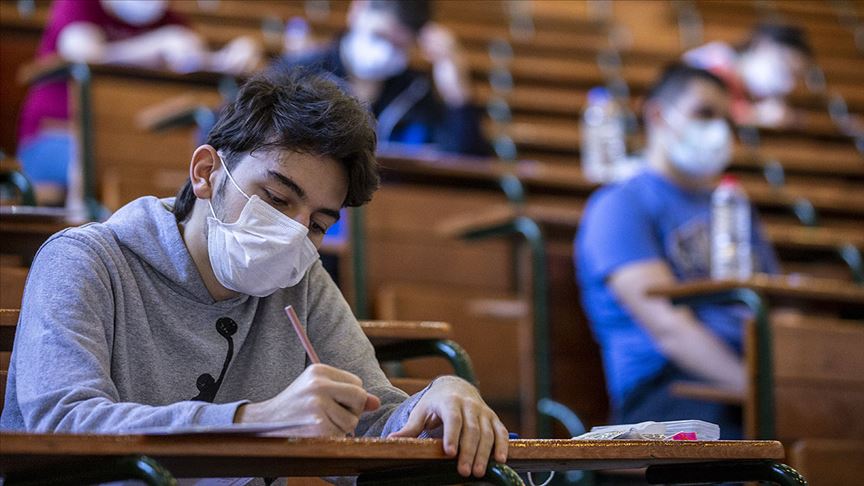 Üniversitelerde koronavirüs vakası çıkarsa ne olacak? Uzaktan eğitim olacak mı? YÖK Başkanı Özvardan flaş açıklama