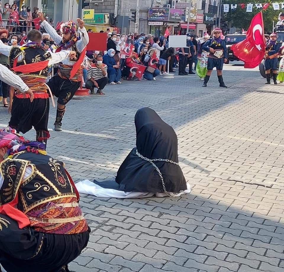 Çağdaş Yaşamı Destekleme Derneğinden çağ dışı skandal gösteri: Çarşaflı Türk kadını zincire vuruldu! Soruşturma başlatıldı Çağdaş Yaşamı Destekleme Derneğinden çağ dışı skandal gösteri: Çarşaflı Türk kadını zincire vuruldu! Soruşturma başlatıldı
