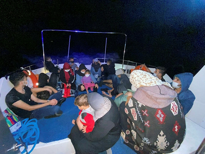 Son dakika: Yunanistanın geri ittiği 18 göçmen kurtarıldı Son dakika: Yunanistanın geri ittiği 18 göçmen kurtarıldı