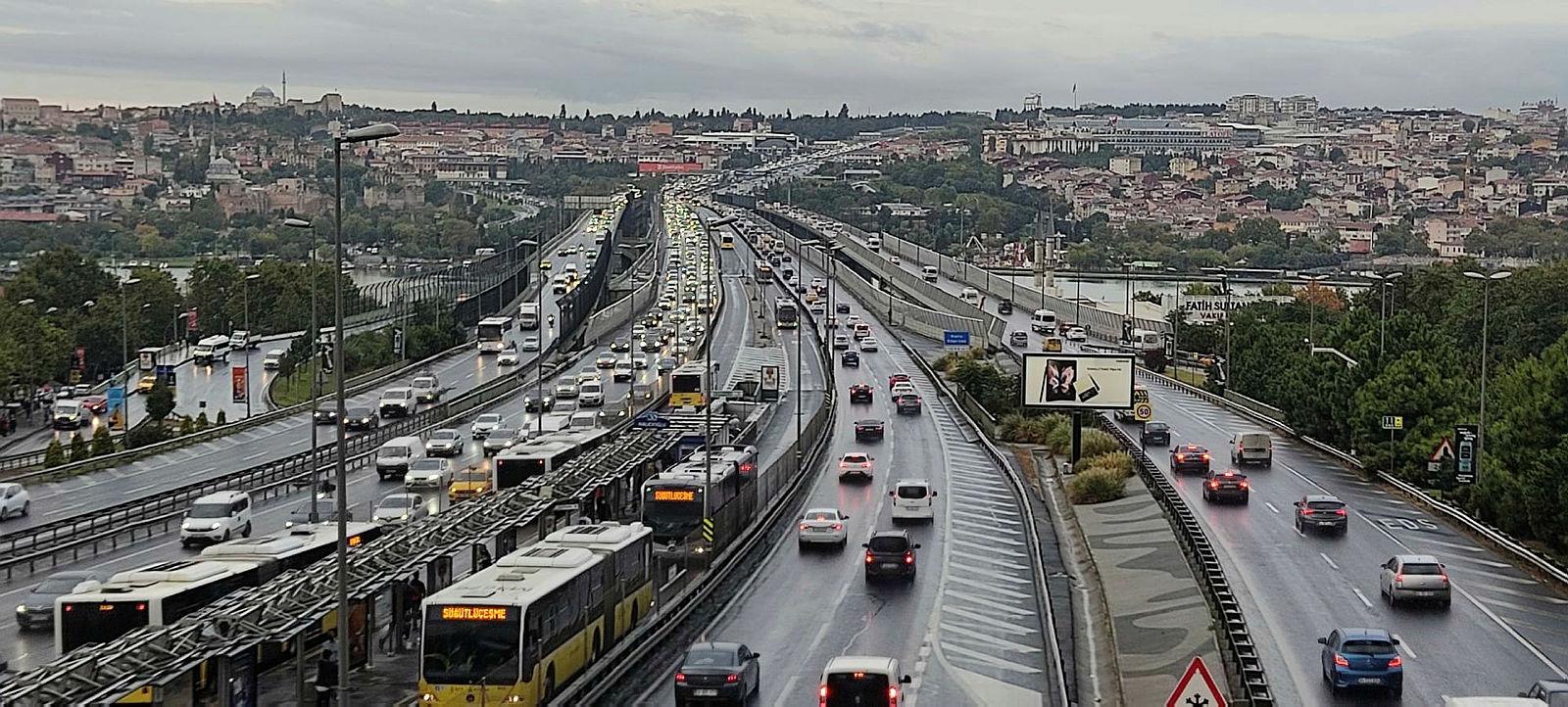 Son dakika: İstanbulda sağanak etkili oldu trafik kilitlendi!