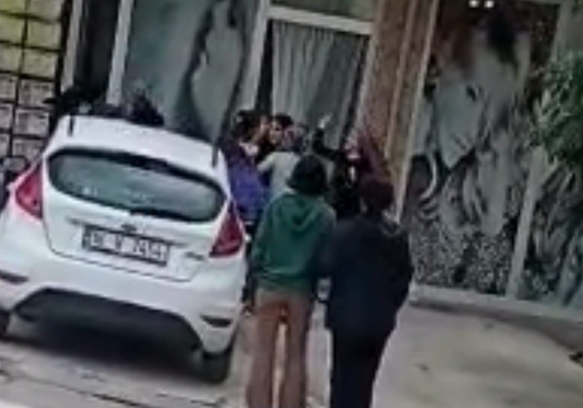 Bursa’da 5 kadın ‘ters baktı’ diye birbirlerine saldırdı