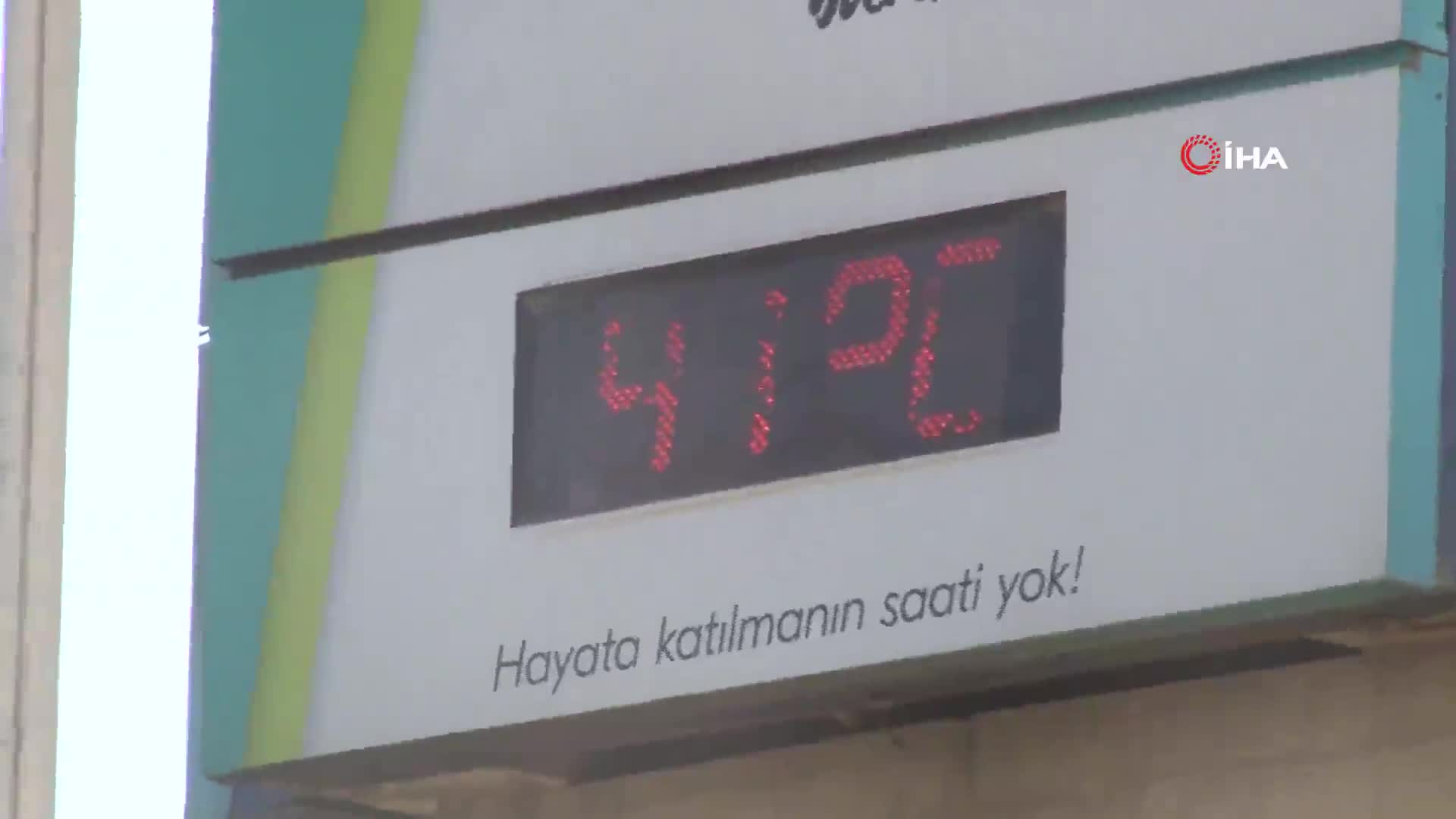 Termometrelerin 41 dereceyi gösterdiği Elazığda vatandaşlar gölgeliklere koştu