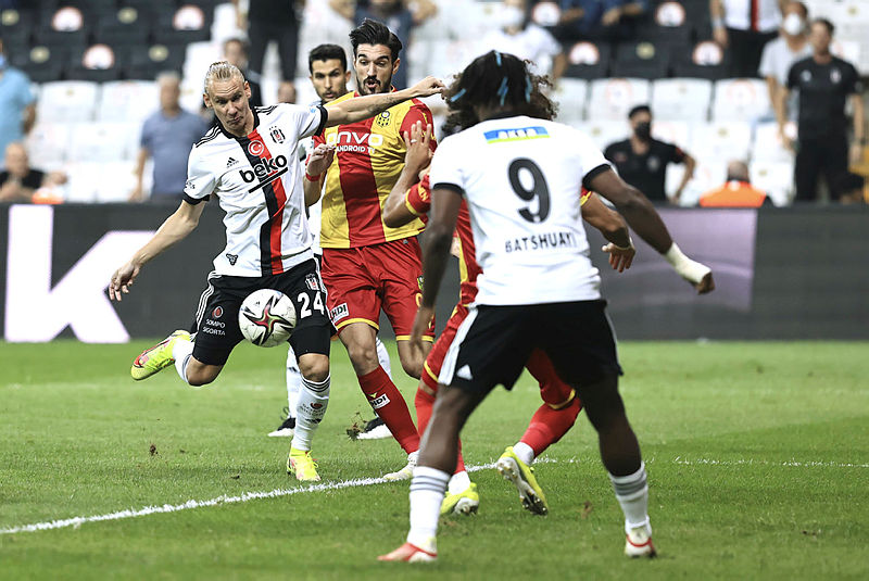 Beşiktaş - Yeni Malatya maçında şoke eden sakatlar! Domagoj Vida ve Alex Teixeira oyuna devam edemedi
