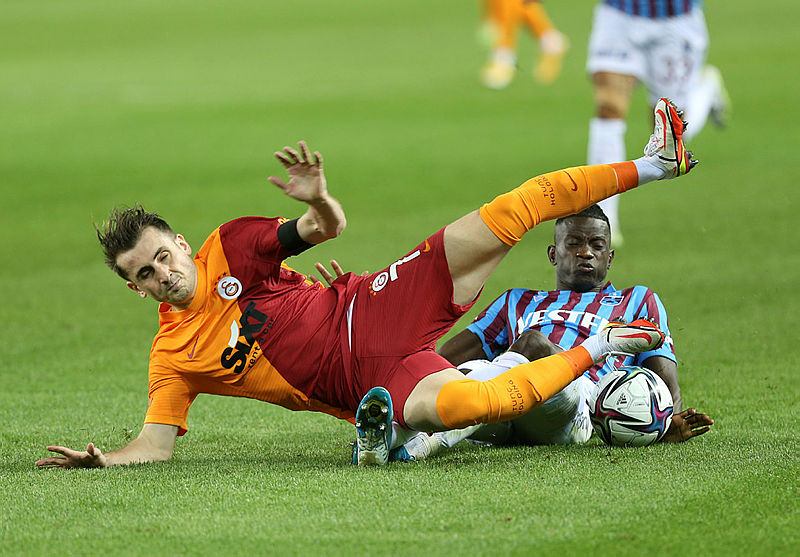 Son dakika: Trabzonspor-Galatasaray maçında sakatlık şoku! Oyuna devam edemedi