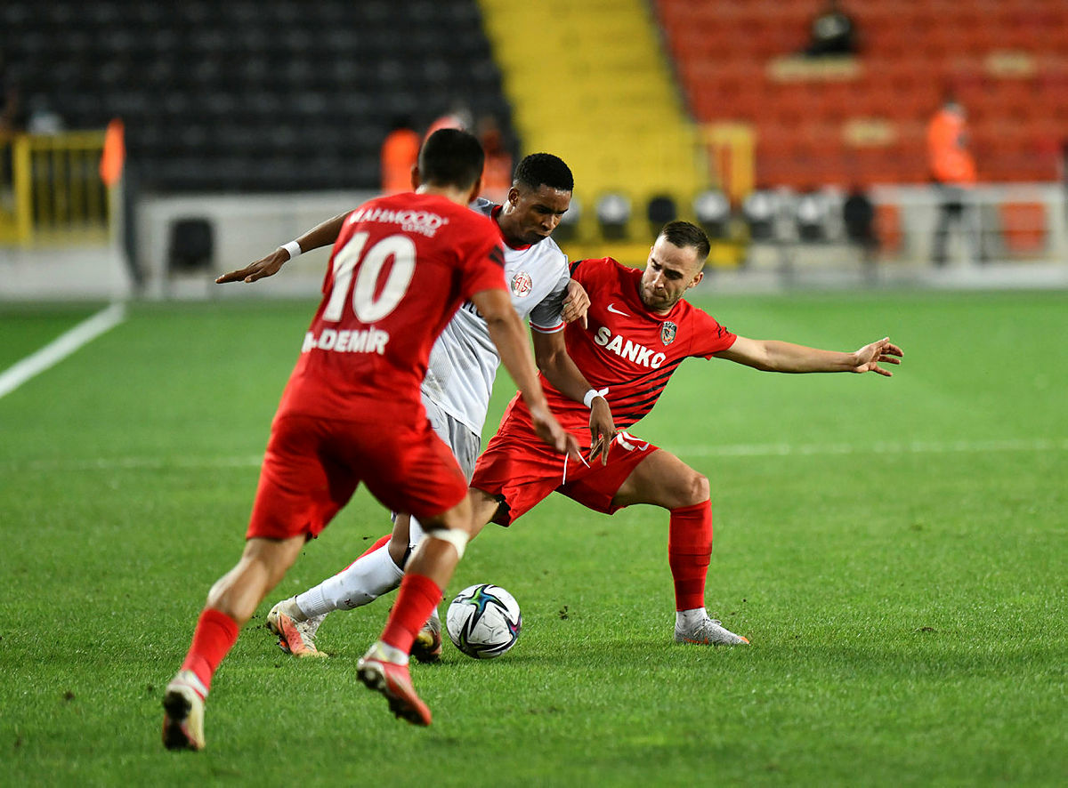 Gaziantep FK ligdeki ilk üç puanını aldı I Gaziantep FK 2-0 Antalyaspor (MAÇ SONUCU-ÖZET)