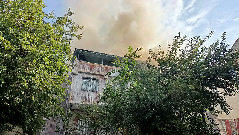 Son dakika: İstanbul Eyüpsultanda 3 katlı binanın çatısında yangın