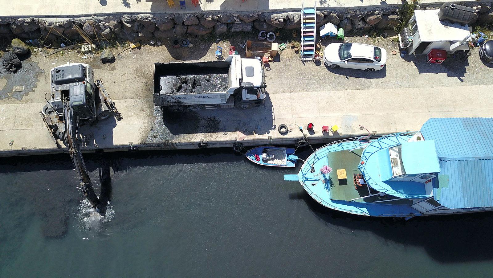 Böylesi daha önce görülmedi! Van Gölünde mahsur kalan tekneleri dozerler kurtardı