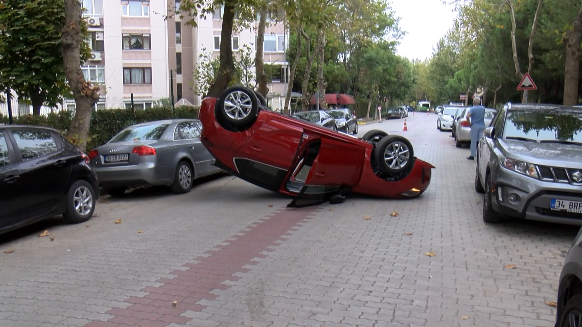 İstanbulda görenleri hayrete düşüren kaza! Otomobil ara sokakta ters döndü