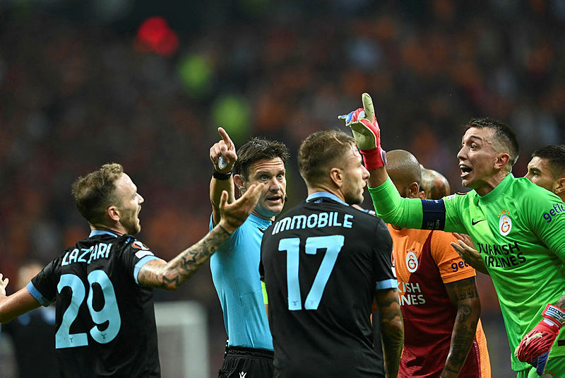 Muslera yürekleri ağza getirdi! Sarı kartla kurtuldu