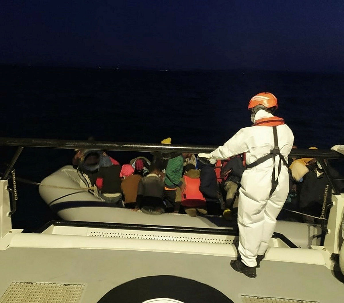 İzmirde 34 kaçak göçmen yakalandı: Gelen ihbar sonrası ekipler harekete geçti
