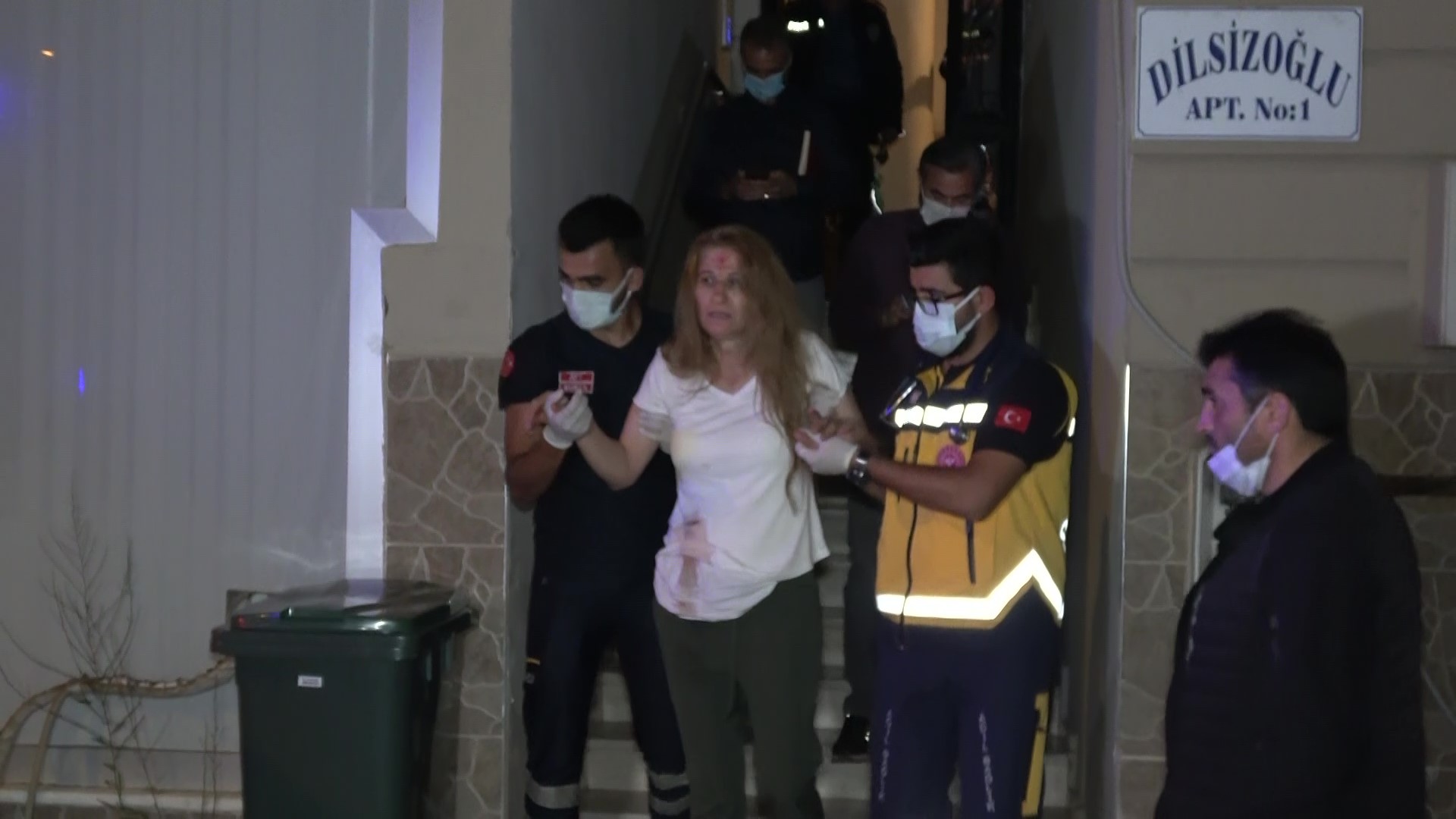 Bursa’da eve giren hırsız önce kadının kafasını kapıya vurdu ardından da bıçakladı