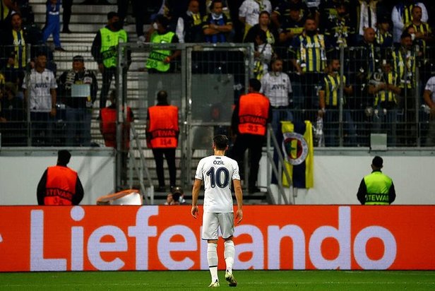 Frankfurt - Fenerbahçe mücadelesinde Almanlar Mesut Özile yabancı madde fırlattı