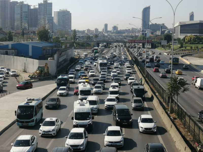 Son dakika: İstanbul’da hafta sonu öncesi trafik yoğunluğu havadan görüntülendi