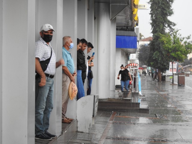 Edirnede fırtına ve yağış etkili oldu! Vatandaşlar kaçacak yer aradı