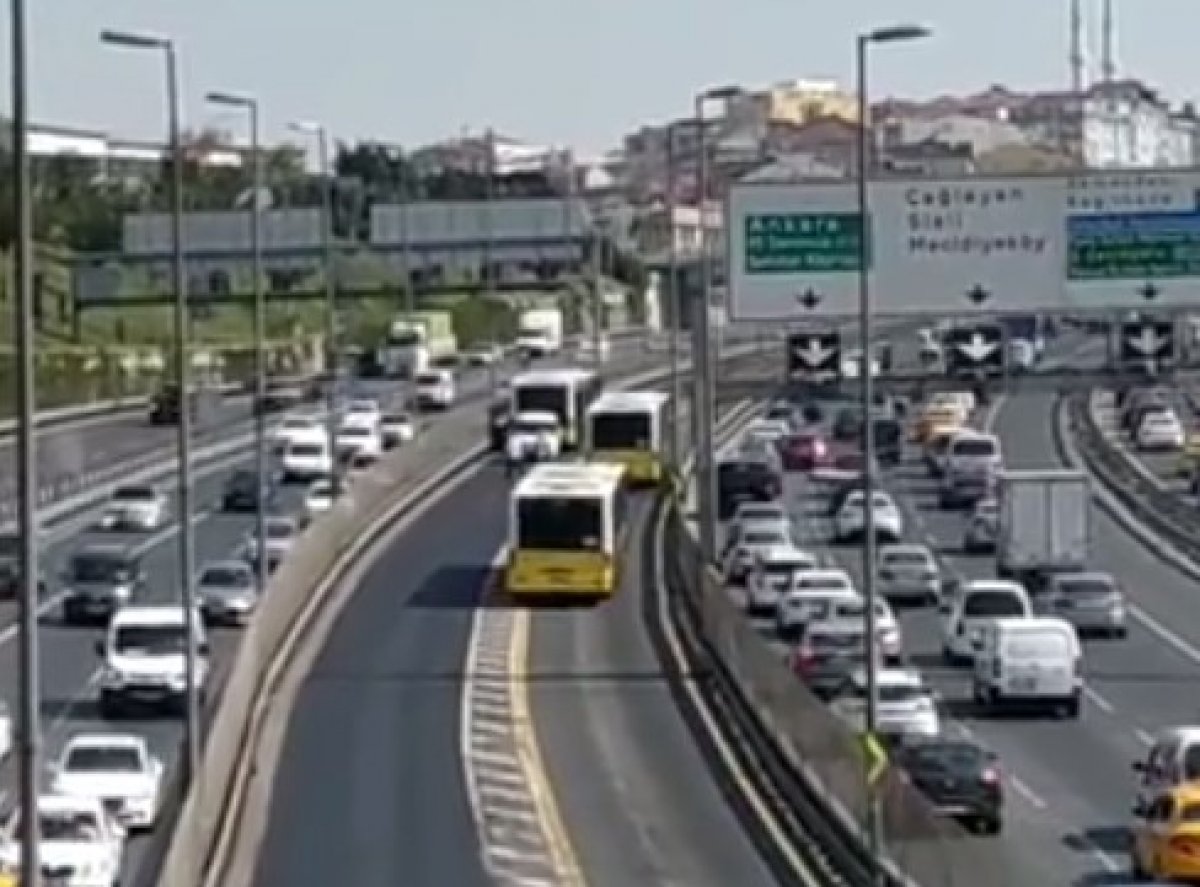 Son dakika: İstanbulluların metrobüs çilesi bitmiyor! Yine yolda kaldı