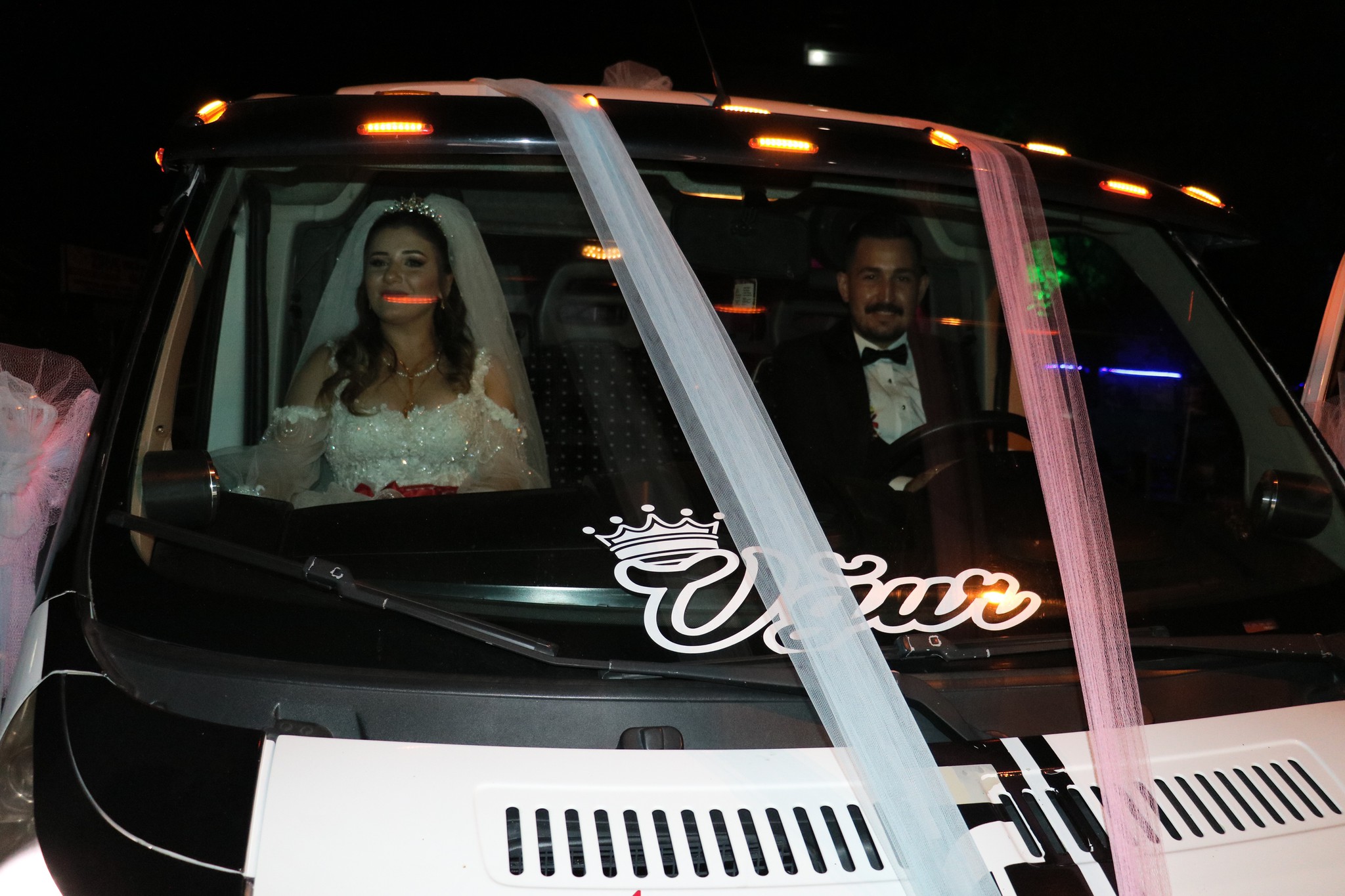 Bu düğünün arabası çok “çekici”