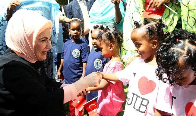 Emine Erdoğan kaleme aldığı Afrika Seyahatlerim kitabının tanıtımını BMde First Ladylere yapacak