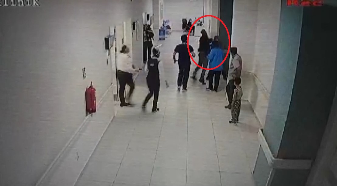 Isparta’da acil servis doktoruna yumruklu saldırı anı kameraya yansıdı | Saldırganlar gözaltında
