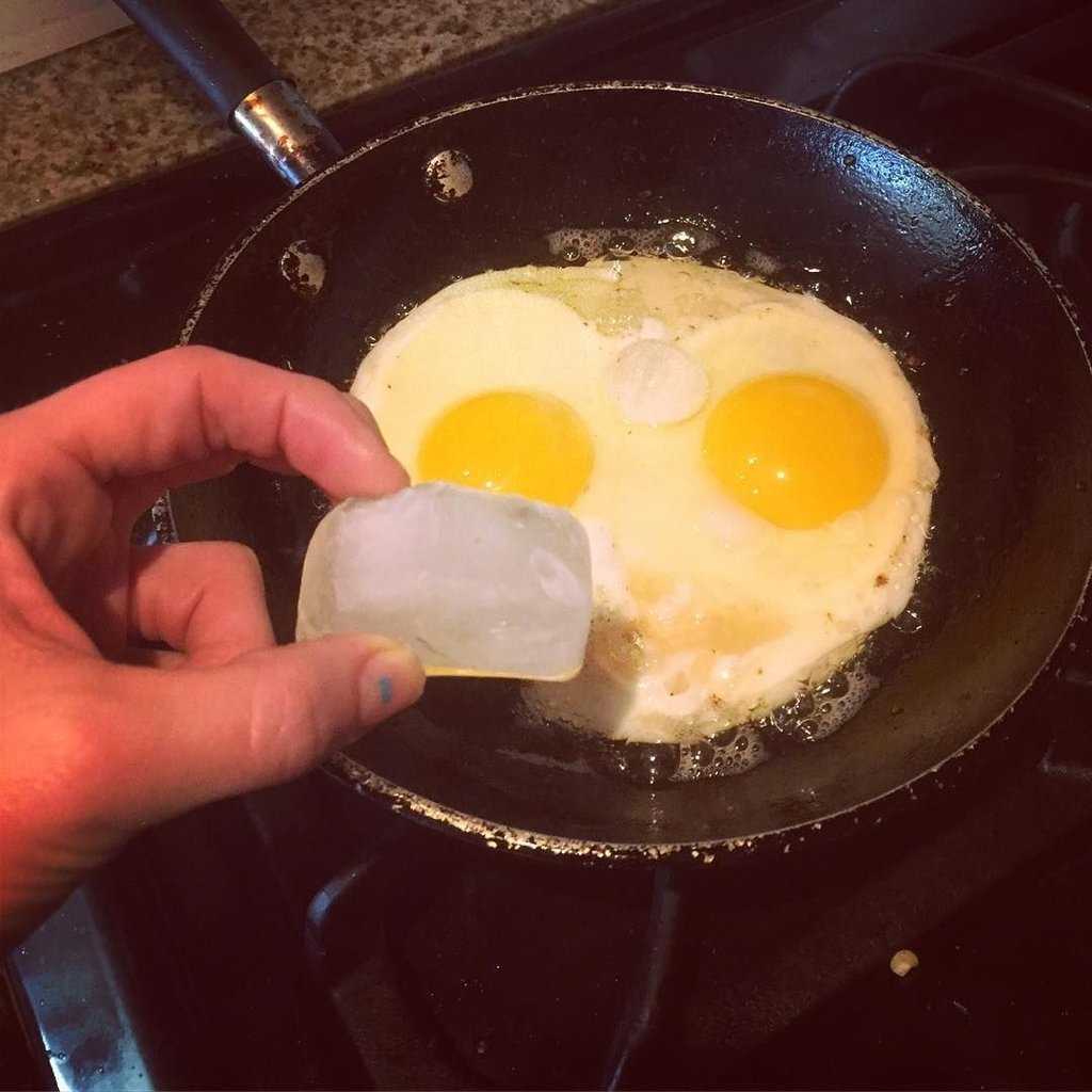 Neler olacağını tahmin bile edemezsiniz! Yumurta pişirirken içine buz atınca...