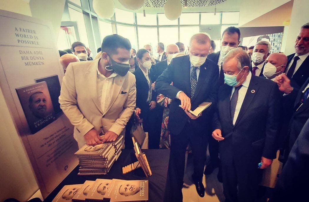 Başkan Recep Tayyip Erdoğan kaleme aldığı Daha Adil Bir Dünya Mümkün adlı kitabı imzalayarak BM Genel Sekreteri Antonio Guterrese hediye etti