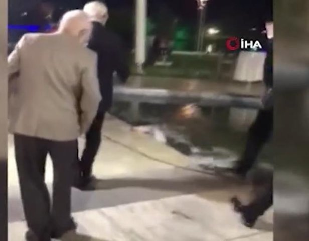 CHP Genel Başkanı Kemal Kılıçdaroğlunu düğünde görüntülemeye çalışan kameraman havuza düştü