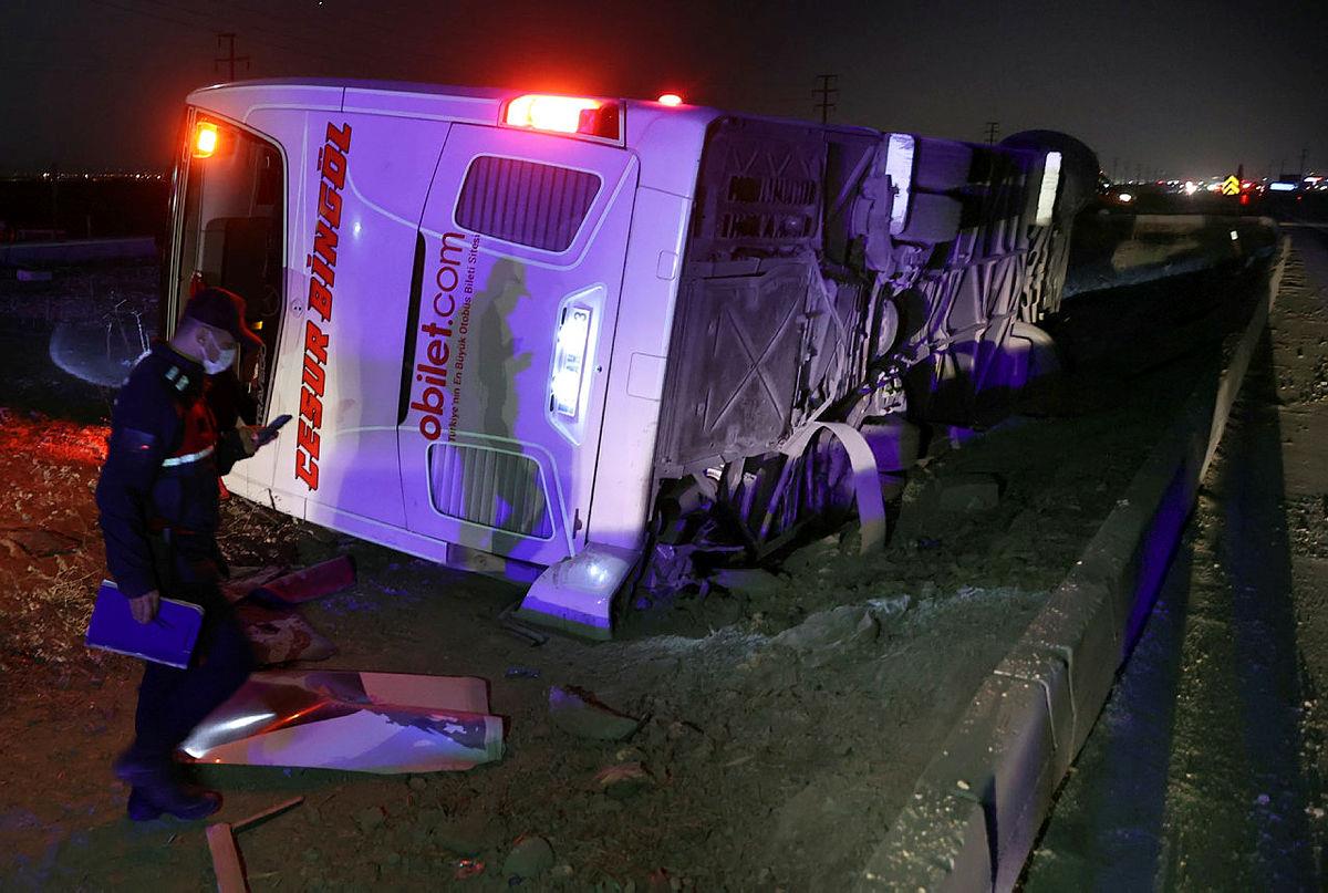 Konya’da yolcu otobüsü devrildi! Yaralılar var