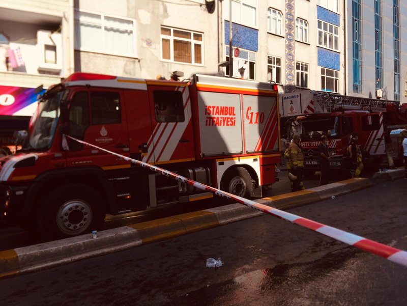 Son dakika: Beyoğlunda iş yerinde yangın: 9 kişi dumandan etkilendi
