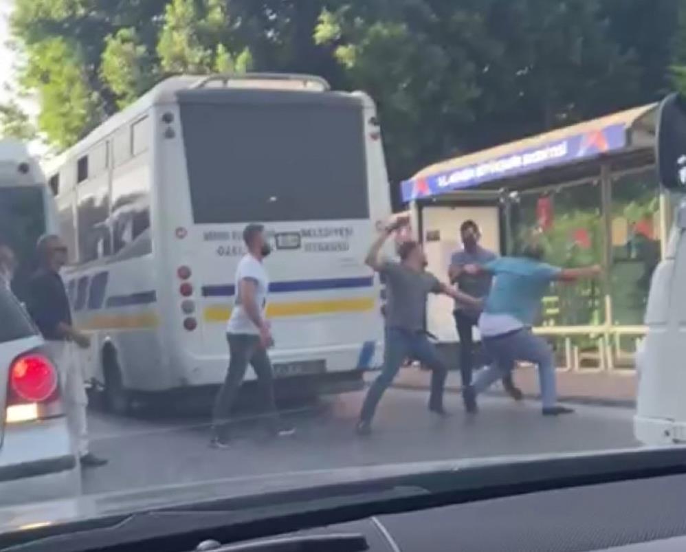 Mersin’de otobüsü ile minibüs şoförü yolcu kapma kavgasında yumruklar konuştu
