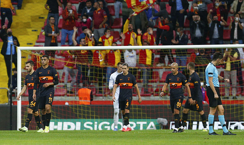 Canlı yayında sert sözler: Galatasaray top oynamıyor!