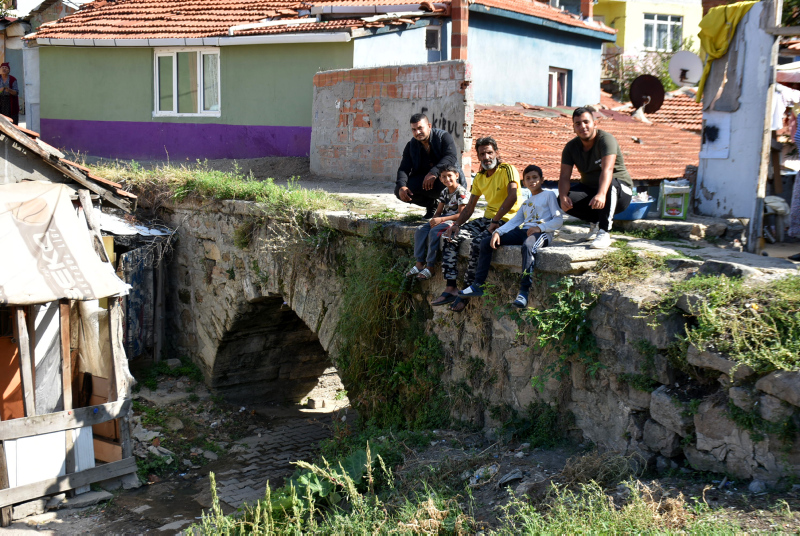 Edirne’de tarihi Taş Köprü’sü kaderine terk edildi! Yapılaşmanın arasında kayboldu