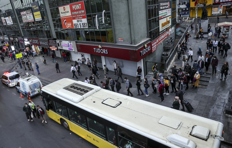 İstanbulluların çilesi sürüyor! Trafikte ve toplu taşımada yoğunluk: Uzun yolcu kuyruğu oluştu