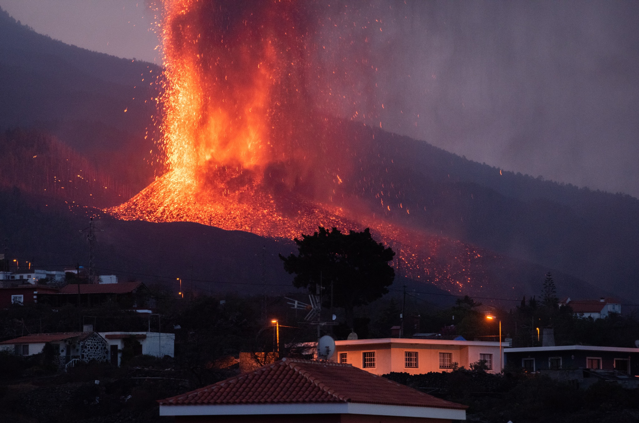 Kanarya Adalarındaki yanardağ afeti: Lavlar 350 evi yıktı