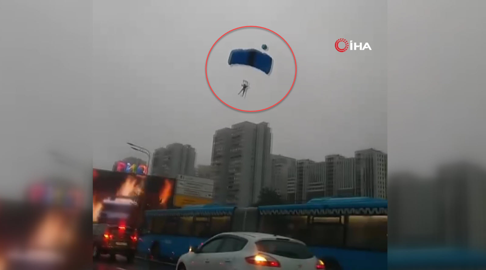Korkunç anlar kamerada! Fırtınaya yakalanan paraşütçüler caddeye indi