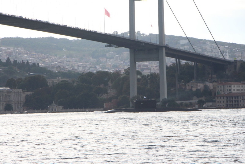 Rus denizaltı İstanbul Boğazından geçti