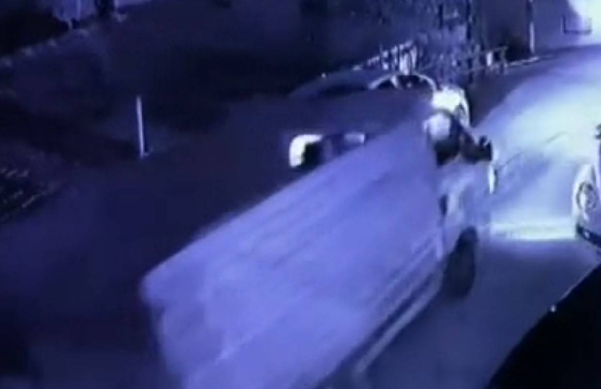 Sarıyer’de bir kamyonet sokaktaki araçlara vura vura gitti
