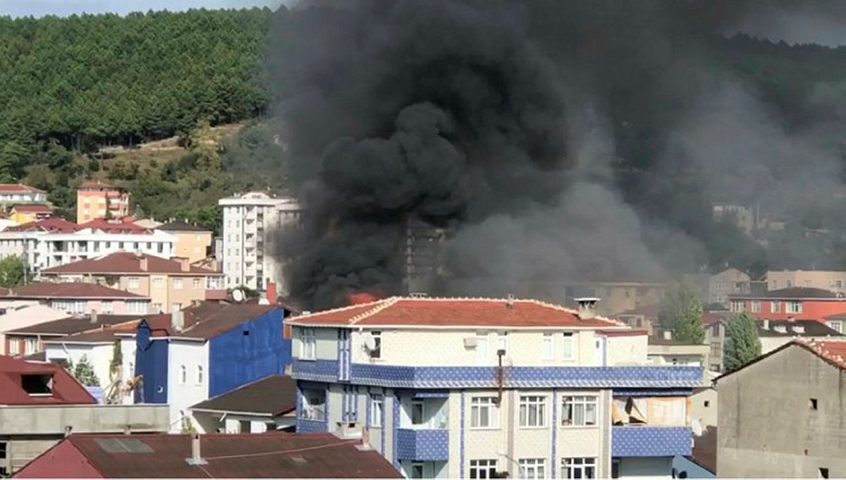 Son dakika: İstanbul Sultanbeylide fabrika yangını