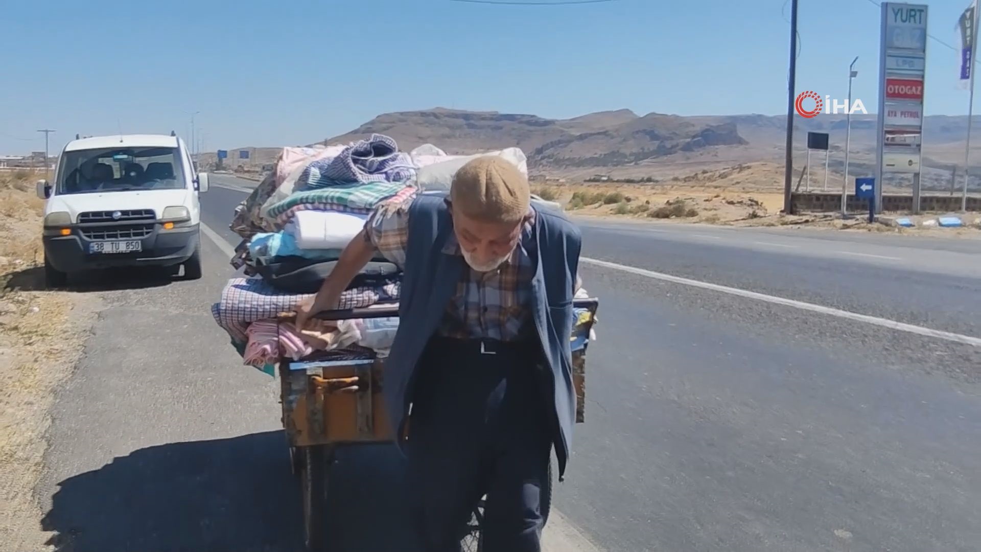 88 yaşındaki çerçici ekmek parası için kilometrelerce yol gidiyor