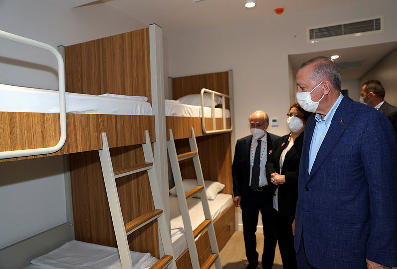 Başkan Erdoğan, Darülaceze sakinlerine radyo hediye etti