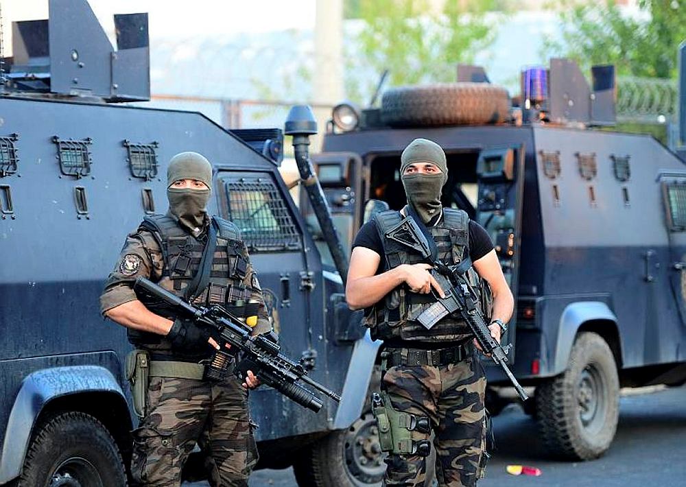 SON DAKİKA: Diyarbakır Bingöl ve Mardinde flaş operasyon