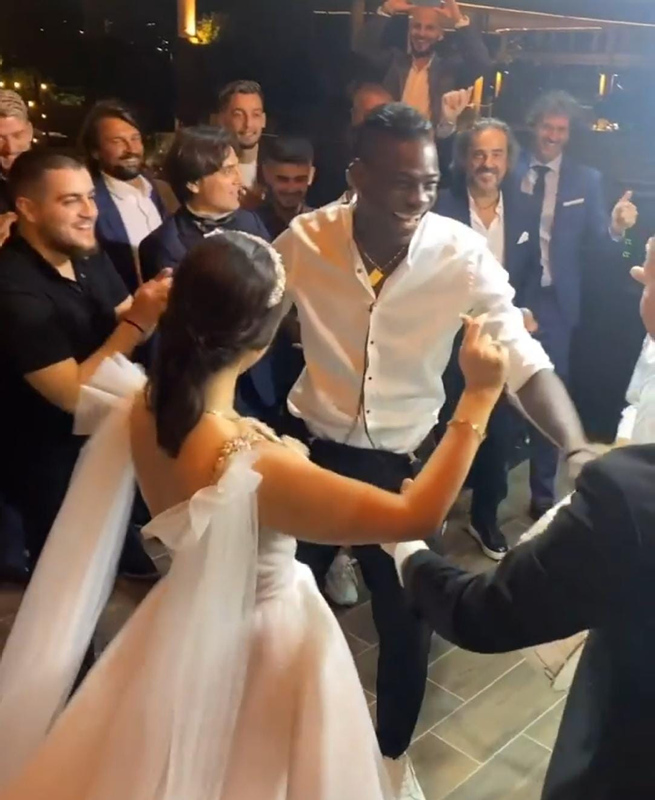 Mario Balotelliden düğünde çiftetelli şovu