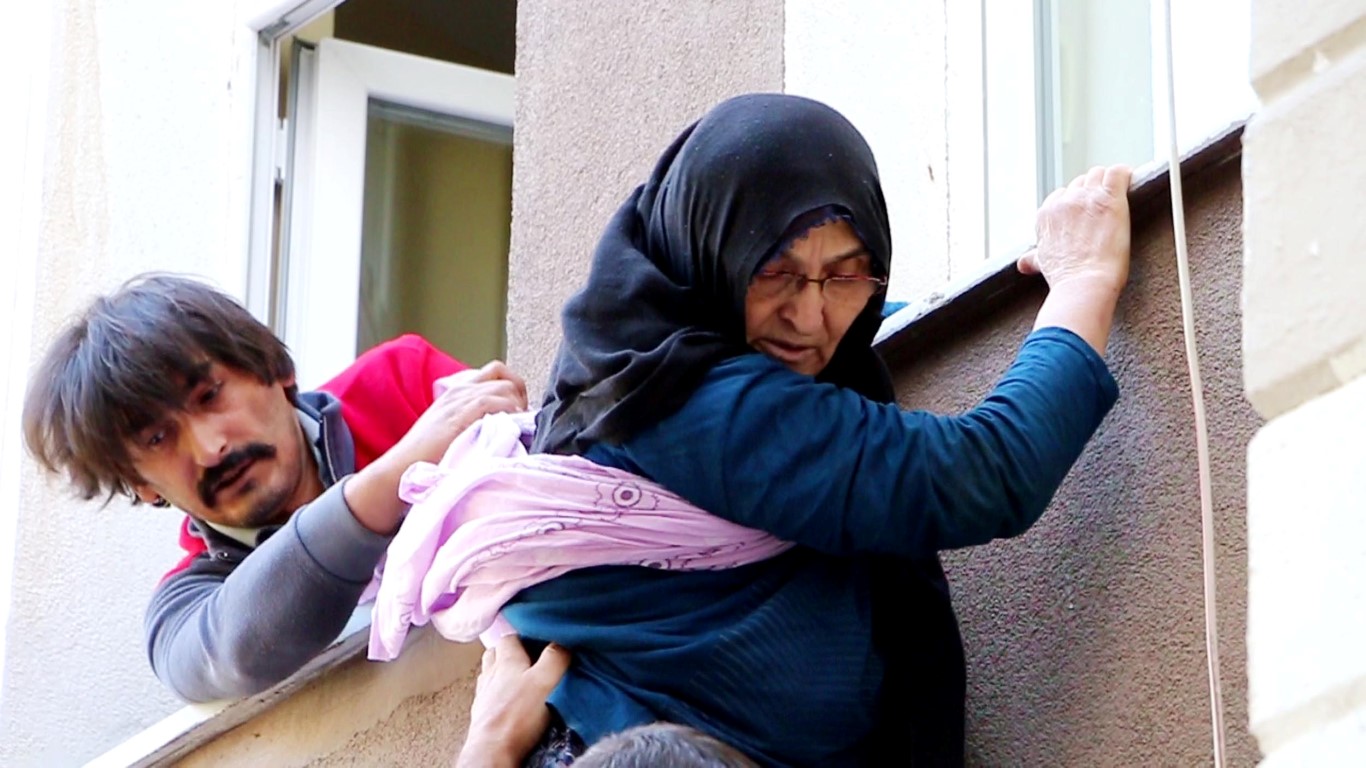 Erzurumda korku dolu anlar! Pencereden atlamak isteyen annesini son anda yakaladı